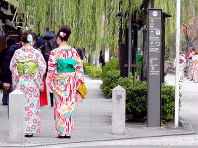 着物で歩く京都の女性